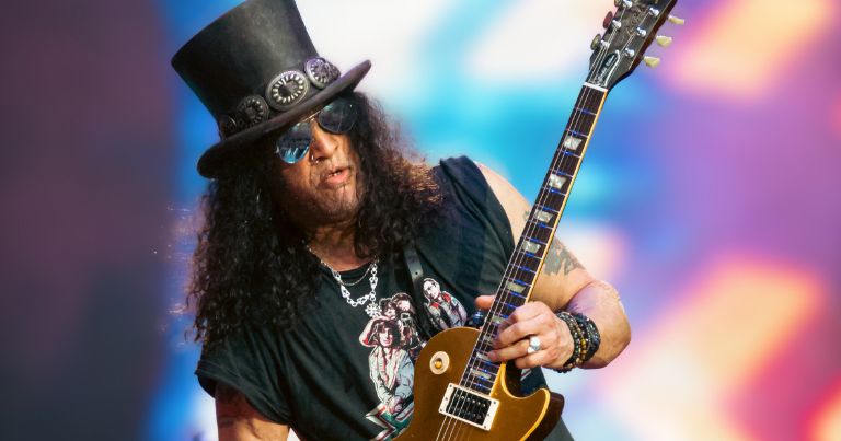 SLASH Is Working On 'Blues-Oriented' New Solo Album Featuring 'A Bunch Of  Different Singers' 